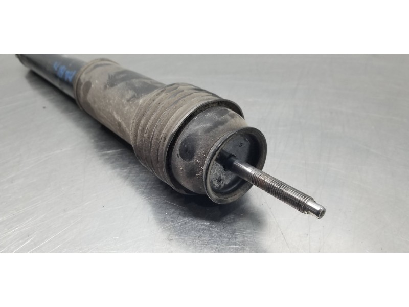 Recambio de amortiguador trasero derecho para ssangyong rodius xdi referencia OEM IAM 4530121300 4531021400 