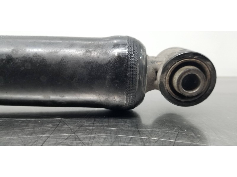 Recambio de amortiguador trasero izquierdo para ssangyong rodius xdi referencia OEM IAM 4530121300 4531021400 