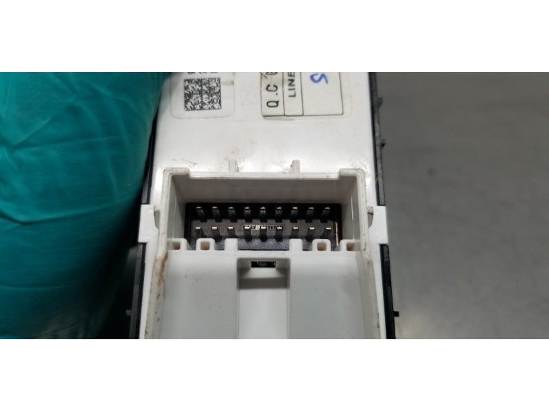 Recambio de mando elevalunas delantero izquierdo para hyundai tucson klass referencia OEM IAM 93571N73004X  
