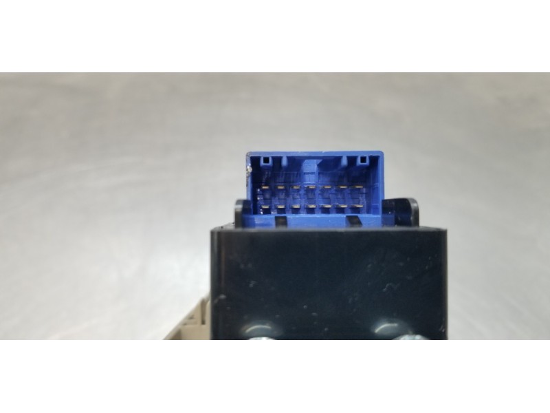 Recambio de mando elevalunas delantero izquierdo para ssangyong kyron 200 xdi limited referencia OEM IAM 8581009110  