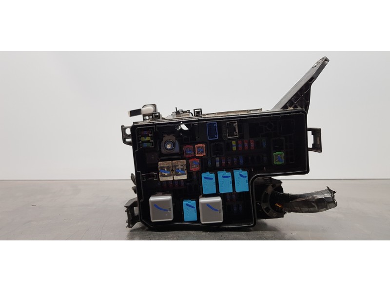 Recambio de caja reles / fusibles para toyota rav 4 active referencia OEM IAM 8263142060  