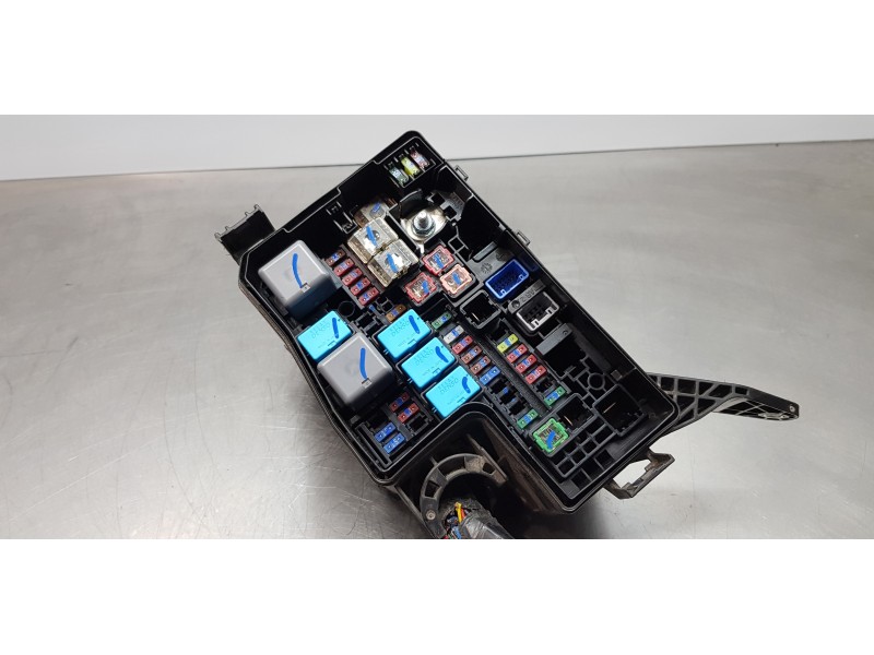 Recambio de caja reles / fusibles para toyota rav 4 active referencia OEM IAM 8263142060  