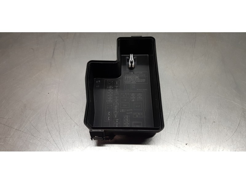 Recambio de caja reles / fusibles para toyota rav 4 active referencia OEM IAM 8263142060  
