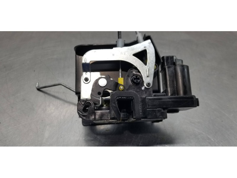 Recambio de cerradura puerta delantera derecha para ssangyong rodius xdi referencia OEM IAM 7122021040  