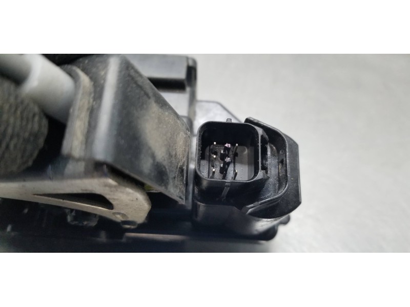 Recambio de cerradura puerta delantera derecha para ssangyong rodius xdi referencia OEM IAM 7122021040  