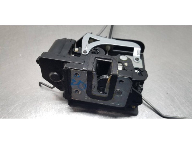 Recambio de cerradura puerta delantera izquierda para ssangyong rodius xdi referencia OEM IAM 7121021024  