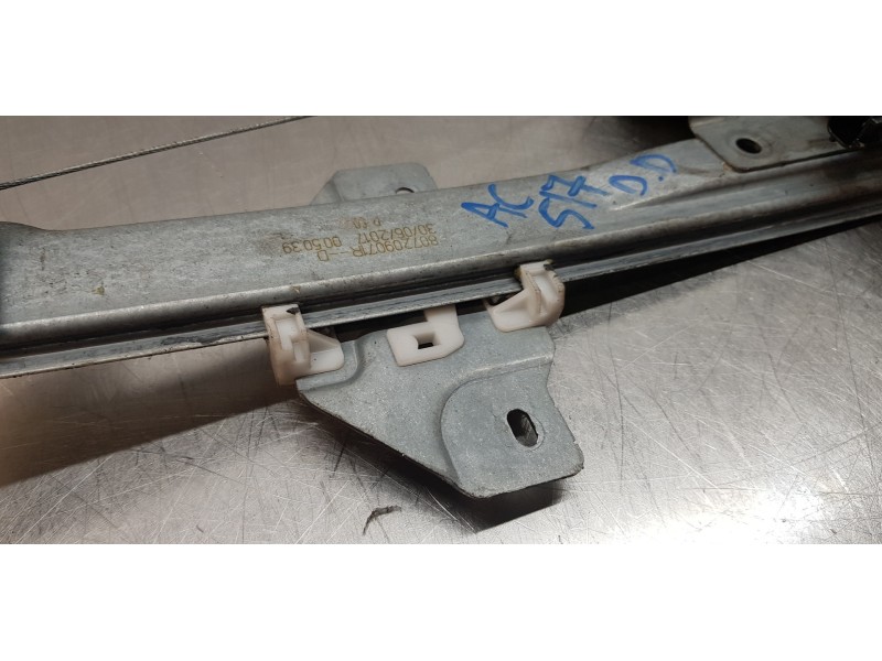 Recambio de elevalunas delantero derecho para dacia lodgy laureate referencia OEM IAM 807209071R   Recambio de elevalunas delantero derecho para dacia lodgy laureate referencia OEM IAM 807209071R