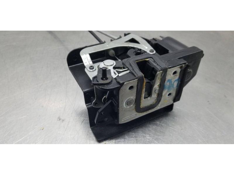 Recambio de cerradura puerta trasera derecha para ssangyong rodius xdi referencia OEM IAM 7132021004  