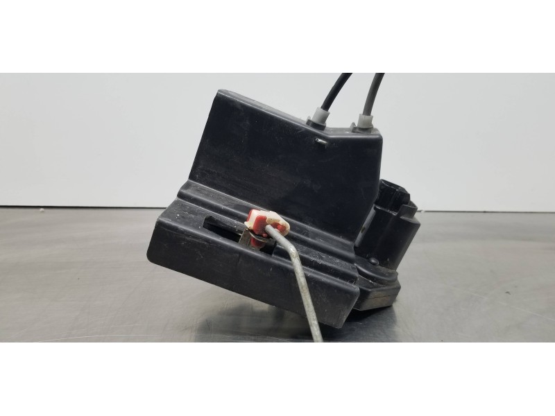 Recambio de cerradura puerta trasera izquierda para ssangyong rodius xdi referencia OEM IAM 7131021004  