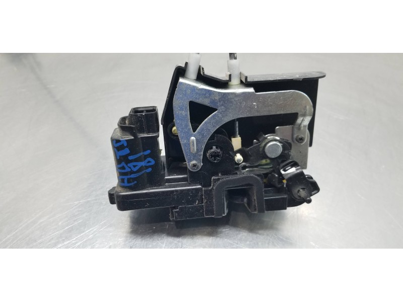 Recambio de cerradura puerta trasera izquierda para ssangyong rodius xdi referencia OEM IAM 7131021004  