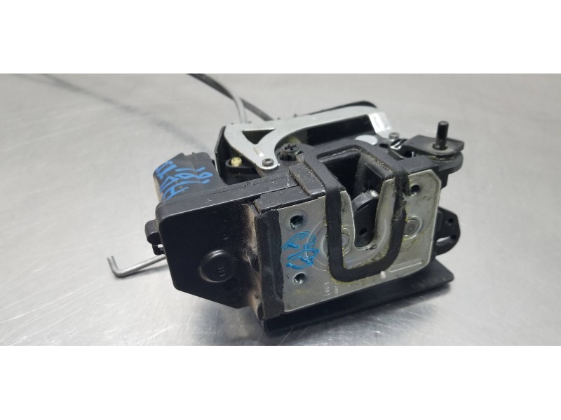 Recambio de cerradura puerta trasera izquierda para ssangyong rodius xdi referencia OEM IAM 7131021004  