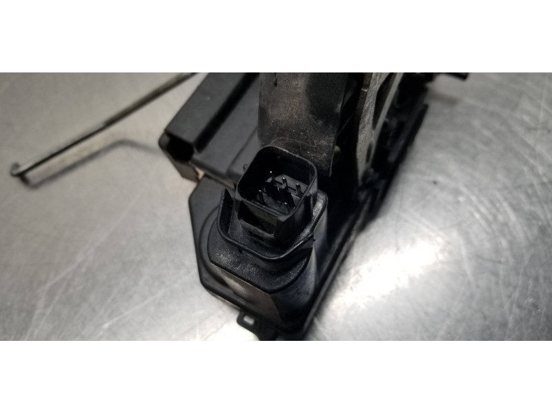 Recambio de cerradura puerta trasera izquierda para ssangyong rodius xdi referencia OEM IAM 7131021004  