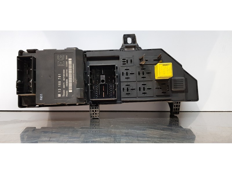 Recambio de caja reles / fusibles para opel vectra c berlina comfort referencia OEM IAM 13181984  