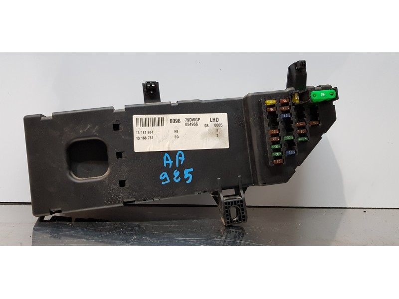 Recambio de caja reles / fusibles para opel vectra c berlina comfort referencia OEM IAM 13181984  