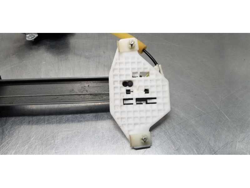 Recambio de elevalunas trasero izquierdo para ssangyong rodius xdi referencia OEM IAM 7333021001 8810021004 