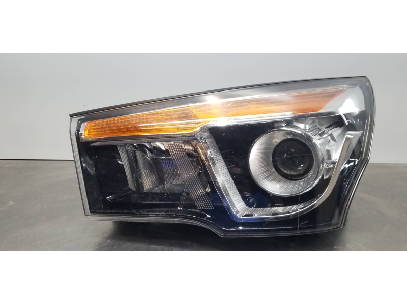 Recambio de faro izquierdo para ssangyong rodius xdi referencia OEM IAM 8310121620  