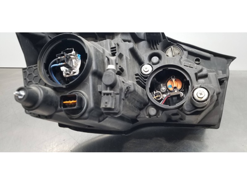 Recambio de faro izquierdo para ssangyong rodius xdi referencia OEM IAM 8310121620  