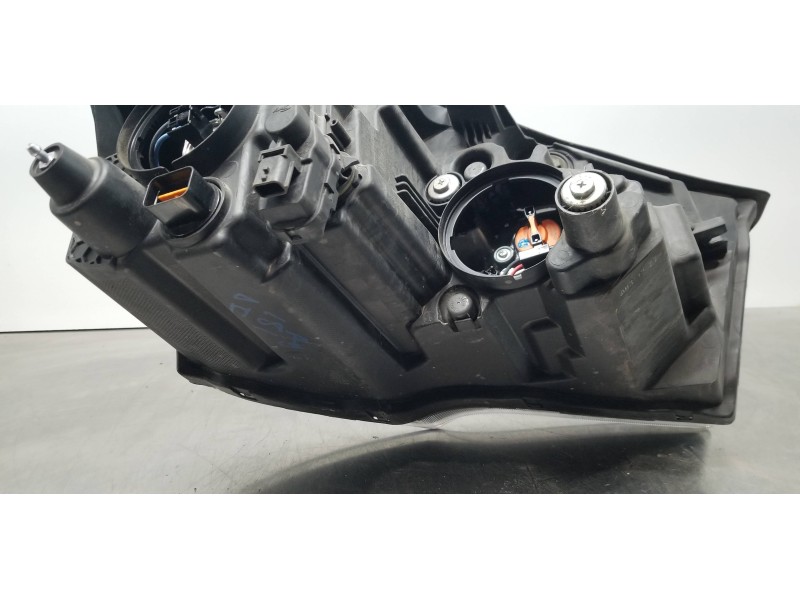 Recambio de faro izquierdo para ssangyong rodius xdi referencia OEM IAM 8310121620  