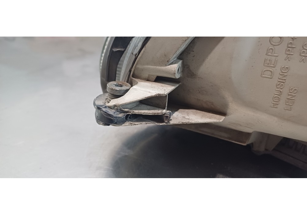 Recambio de faro derecho para mercedes clase c (w203) berlina 230 compressor (203.040) referencia OEM IAM A2038201859  