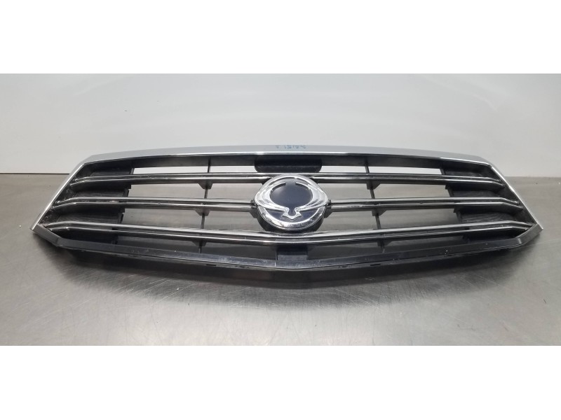 Recambio de rejilla delantera para ssangyong rodius xdi referencia OEM IAM 7941021610 7941121600 7942221600