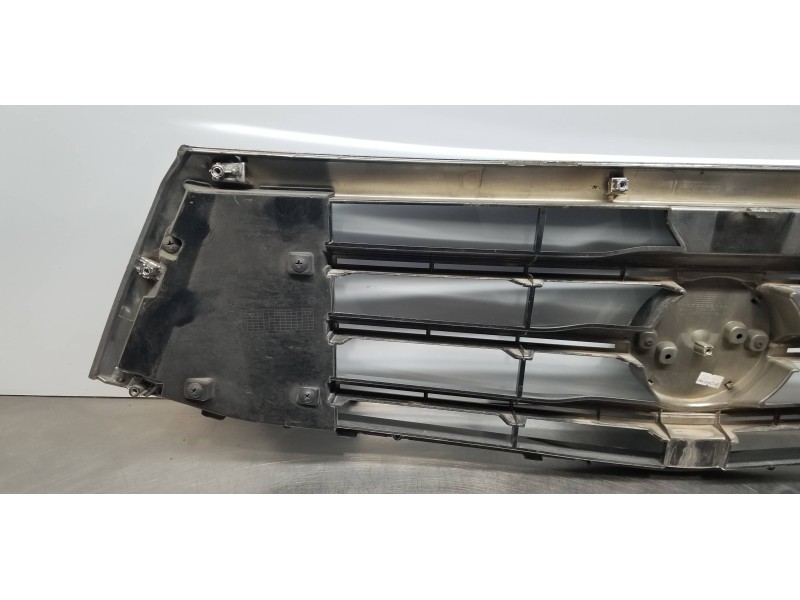 Recambio de rejilla delantera para ssangyong rodius xdi referencia OEM IAM 7941021610 7941121600 7942221600