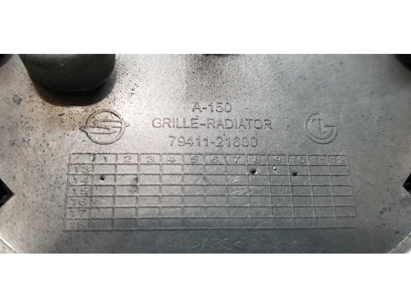 Recambio de rejilla delantera para ssangyong rodius xdi referencia OEM IAM 7941021610 7941121600 7942221600