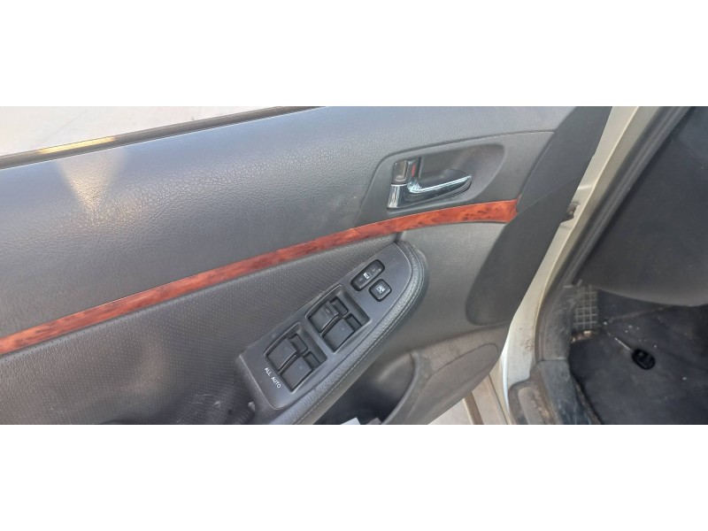 toyota avensis berlina (t25) del año 2004