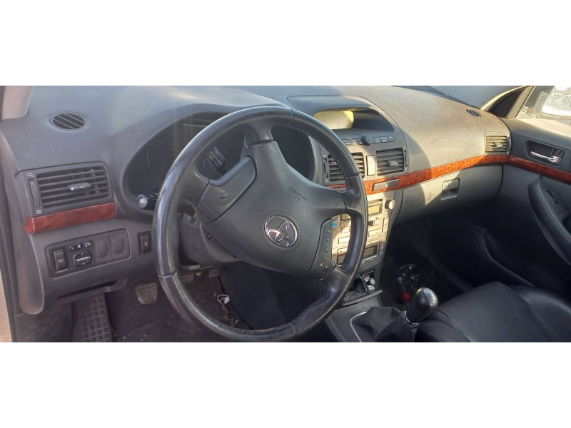 toyota avensis berlina (t25) del año 2004