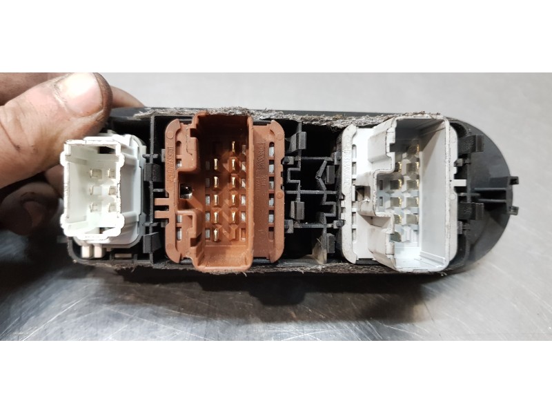 Recambio de mando elevalunas delantero izquierdo para renault scenic ii grand confort dynamique referencia OEM IAM 156018070   Recambio de mando elevalunas delantero izquierdo para renault scenic ii grand confort dynamique referencia OEM IAM 156018070