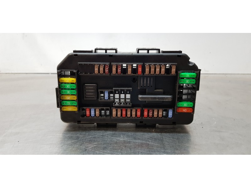 Recambio de caja reles / fusibles para bmw serie 1 lim. (f20/f21) 118d referencia OEM IAM 61149389068  