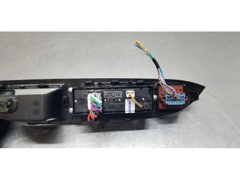 Recambio de mando elevalunas delantero izquierdo para mitsubishi outlander (gf0) phev kaiteki 4wd referencia OEM IAM 8608A347  