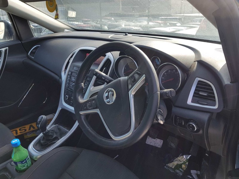 opel astra j lim. del año 2011