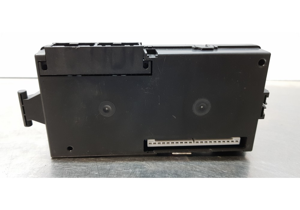 Recambio de caja reles / fusibles para mitsubishi colt berlina 3 (cz) 1.1 inform referencia OEM IAM 8637A020  