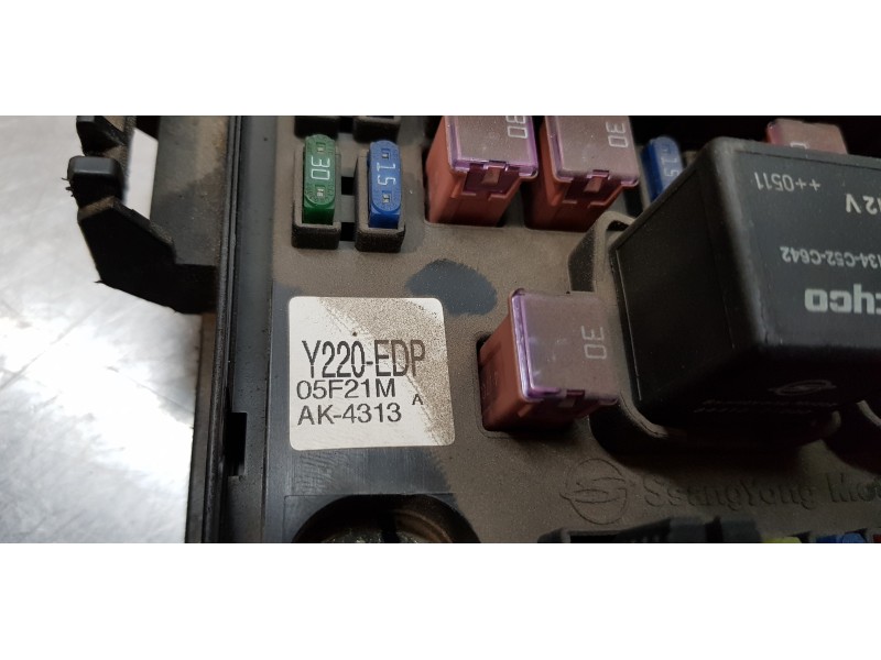 Recambio de caja reles / fusibles para ssangyong rexton rx 270 plus / 270 xdi plus referencia OEM IAM Y220EDP  