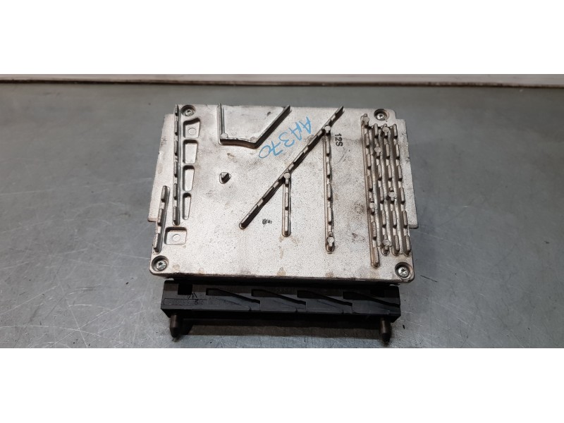 Recambio de centralita motor uce para volvo v70 familiar 2.4 d referencia OEM IAM 30646978  