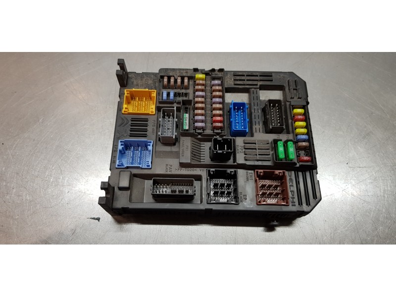 Recambio de caja reles / fusibles para citroen c4 picasso feel referencia OEM IAM 9819851380  