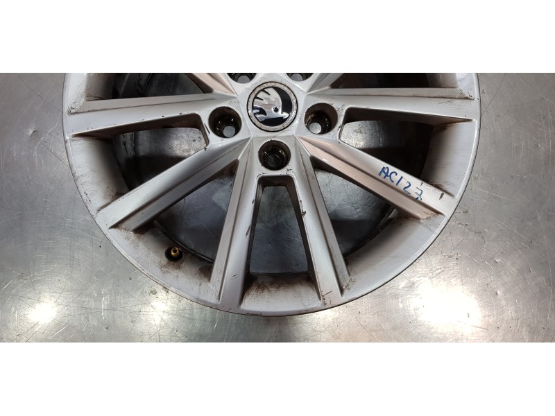 Recambio de llanta para skoda octavia combi (5e5) ambition referencia OEM IAM 5E0601025B   Recambio de llanta para skoda octavia combi (5e5) ambition referencia OEM IAM 5E0601025B