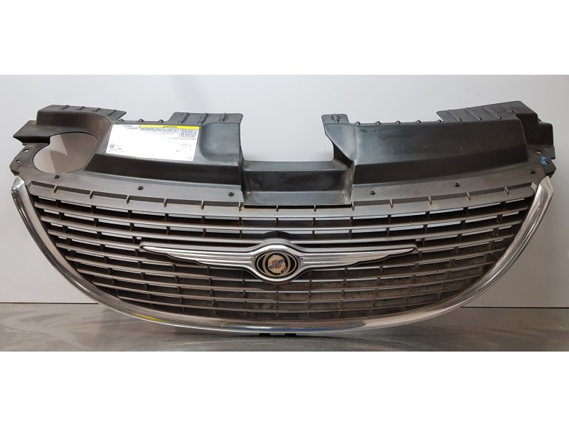 Recambio de rejilla delantera para chrysler voyager (rg) 3.3 lx grand voyager referencia OEM IAM 04857218AC  