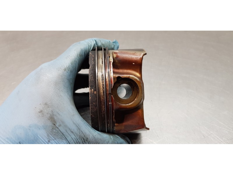 Recambio de piston para volkswagen golf vii lim. (bq1) gti referencia OEM IAM 06K107065F  