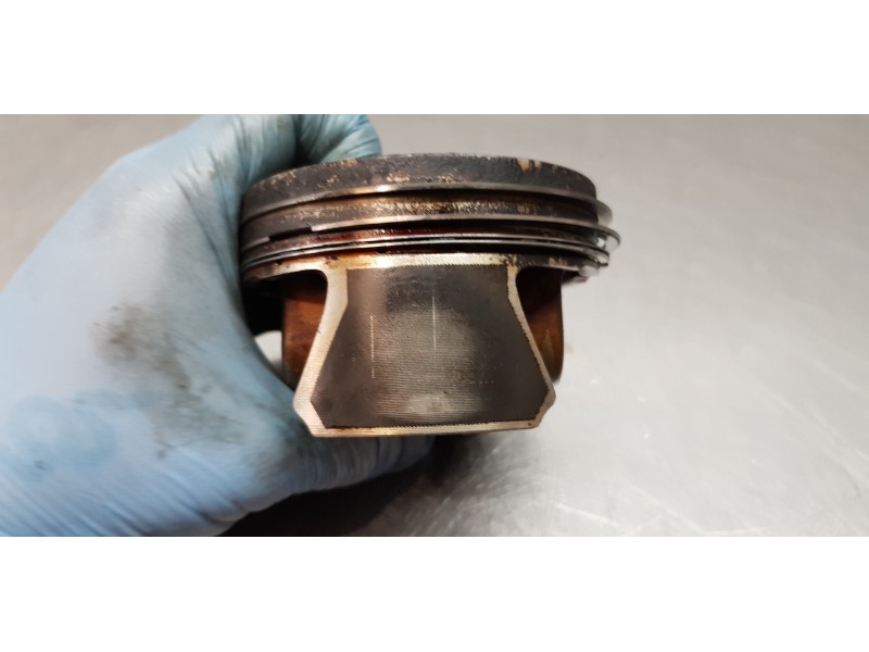 Recambio de piston para volkswagen golf vii lim. (bq1) gti referencia OEM IAM 06K107065F  