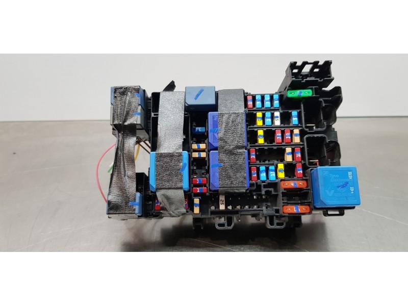 Recambio de caja reles / fusibles para nissan primastar cerrada referencia OEM IAM 243800453R  