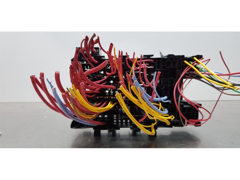 Recambio de caja reles / fusibles para nissan primastar cerrada referencia OEM IAM 243800453R  