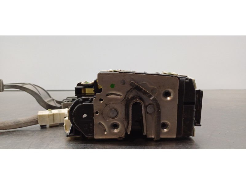 Recambio de cerradura puerta delantera izquierda para mercedes clase b (w246) b 200 cdi be (246.201) referencia OEM IAM A1667200