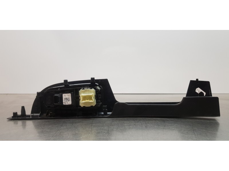 Recambio de mando elevalunas delantero izquierdo para nissan primastar cerrada referencia OEM IAM 255700068R  