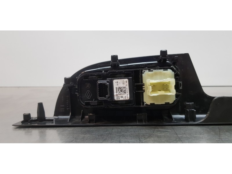 Recambio de mando elevalunas delantero izquierdo para nissan primastar cerrada referencia OEM IAM 255700068R  