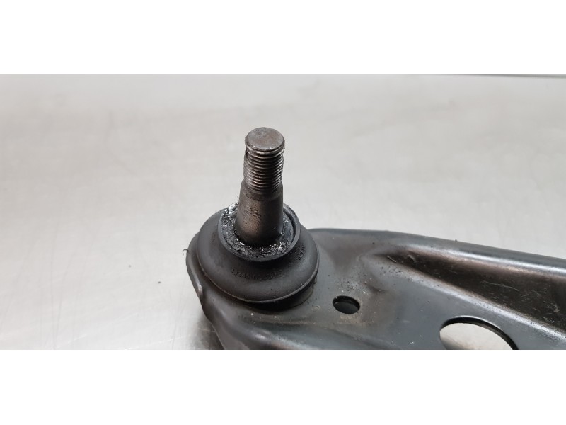 Recambio de brazo suspension inferior delantero derecho para toyota yaris hybrid active referencia OEM IAM 4806809150  