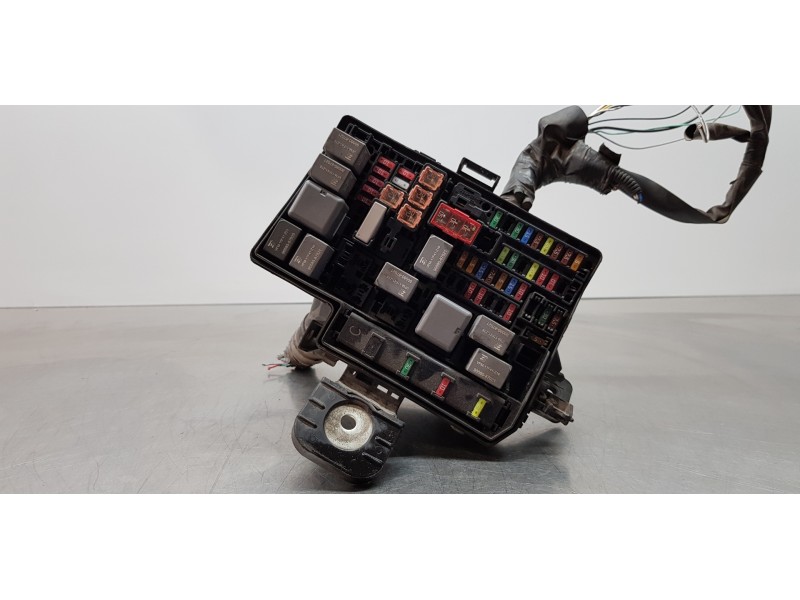 Recambio de caja reles / fusibles para toyota yaris hybrid active referencia OEM IAM 821150UD30B  