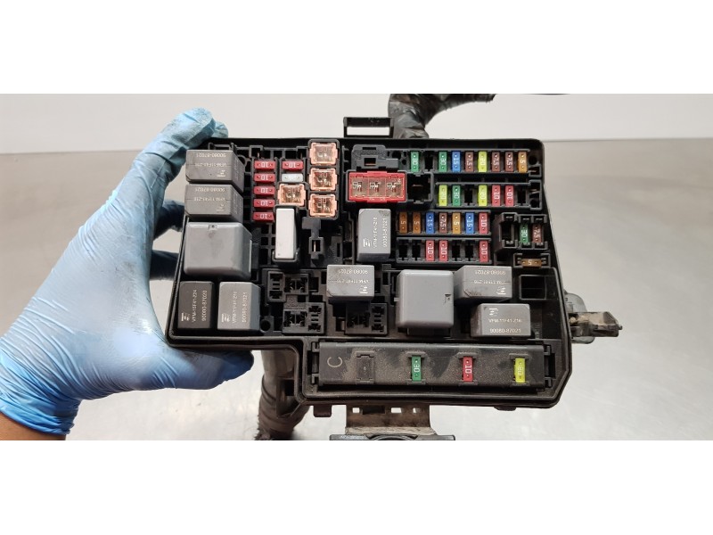 Recambio de caja reles / fusibles para toyota yaris hybrid active referencia OEM IAM 821150UD30B  
