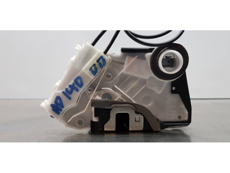 Recambio de cerradura puerta delantera derecha para toyota yaris hybrid active referencia OEM IAM 690300D540  