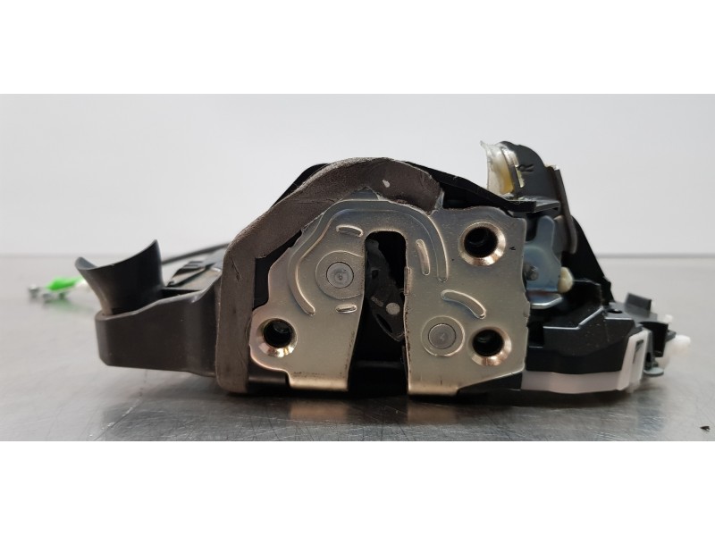 Recambio de cerradura puerta delantera derecha para toyota yaris hybrid active referencia OEM IAM 690300D540  